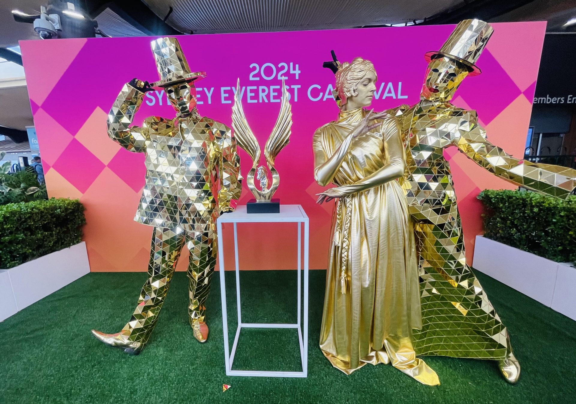 The Golden Eagle 2024 - Rosehill Racecourse - Gold Mirror Roving Performers - Human Statue Bodyart